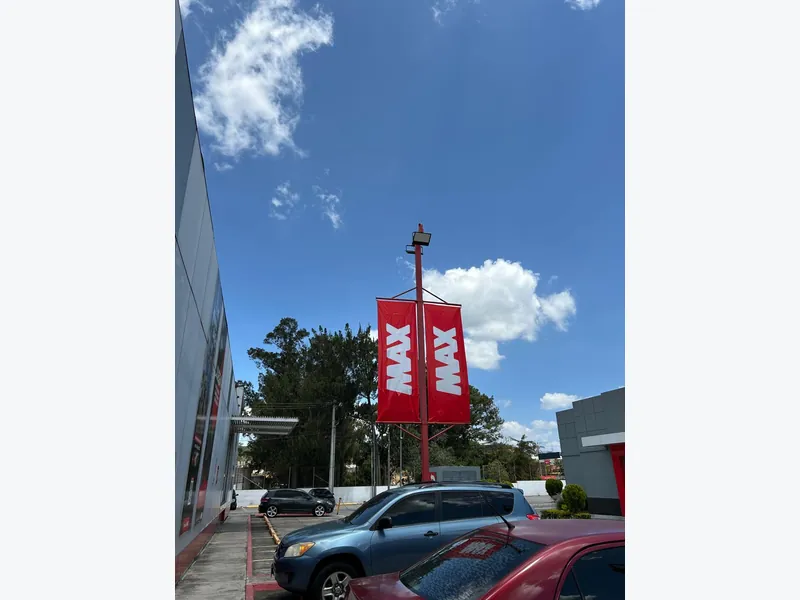 Banderolas MAX en poste rojo en el exterior de la tienda