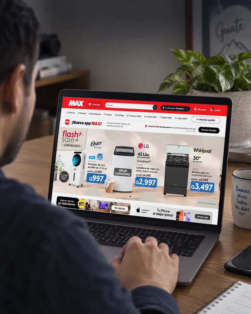 Un comprador consulta las promociones de MAX desde una laptop.